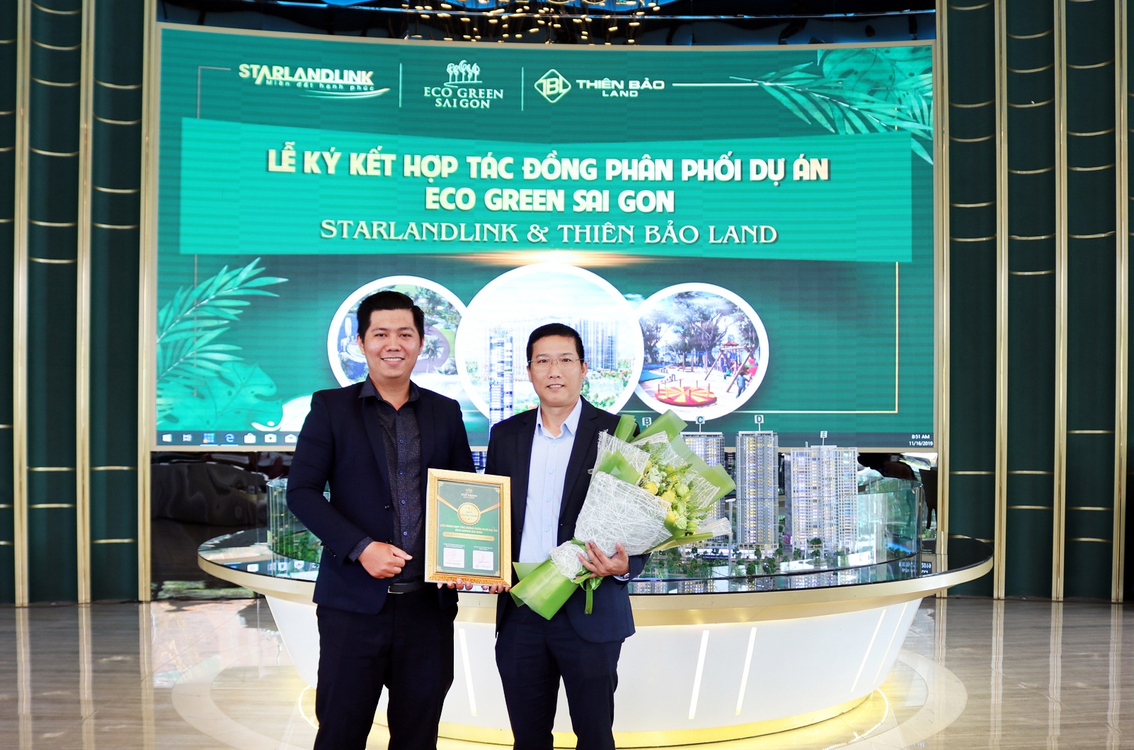 Lễ trao chứng nhận liên minh đồng phân phối F1 giữa Thiên Bảo Land và Starlandlink dưới sự chứng kiến của CĐT Xuân Mai Sài Gòn.